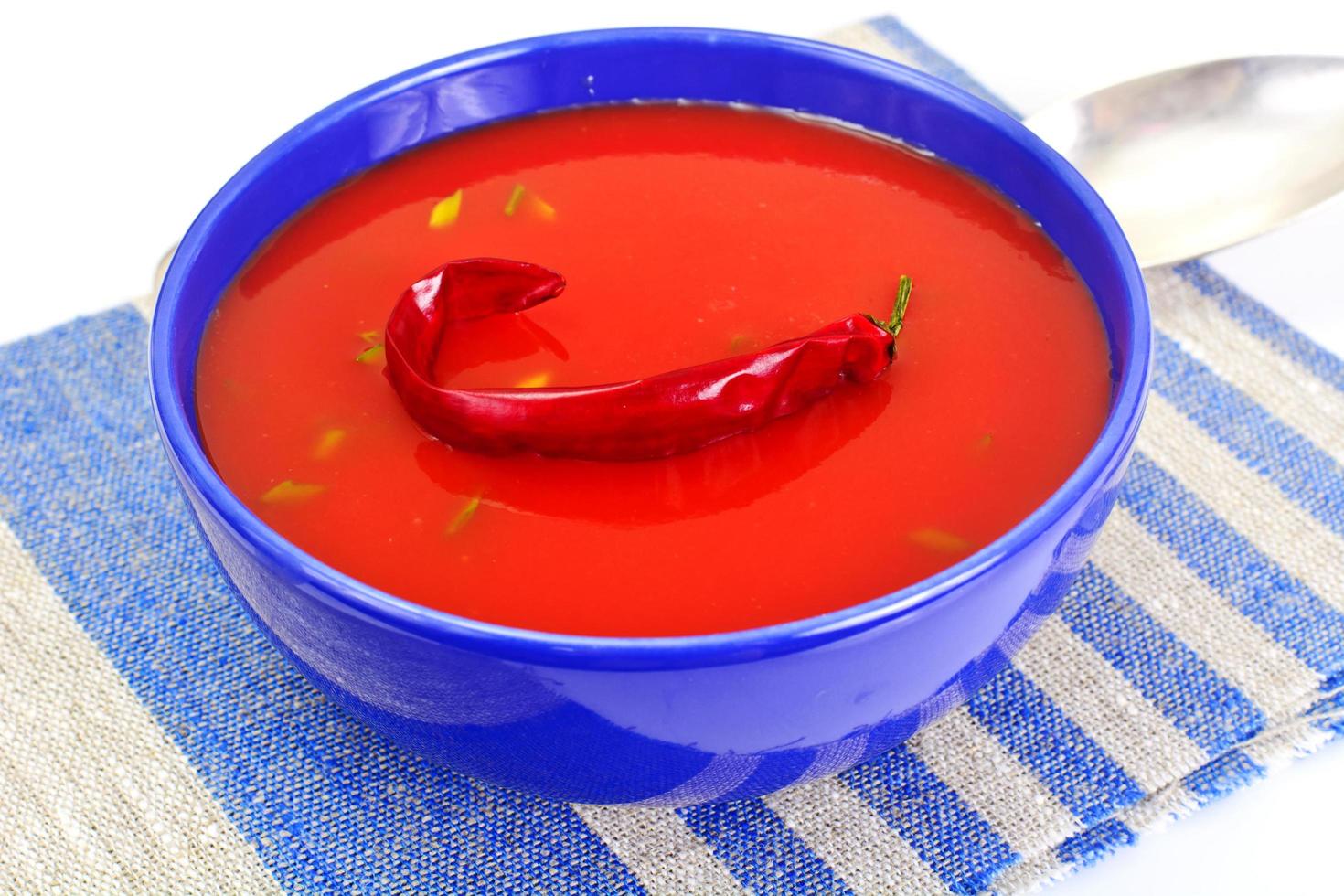 soupe de tomate dans l'assiette. cuisine italienne nationale photo