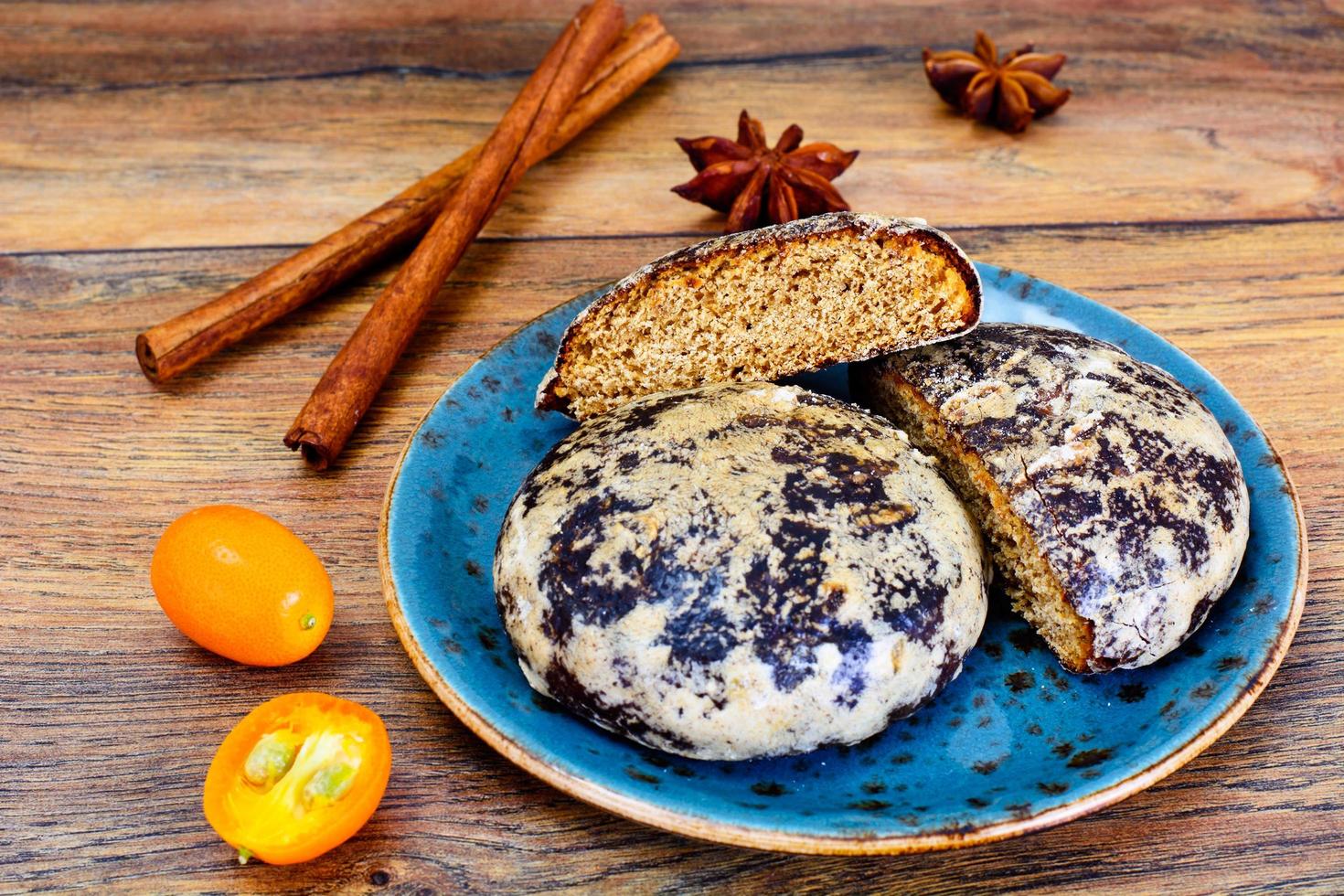 délicieux pain d'épice fraîchement préparé, gâteau au miel. photo