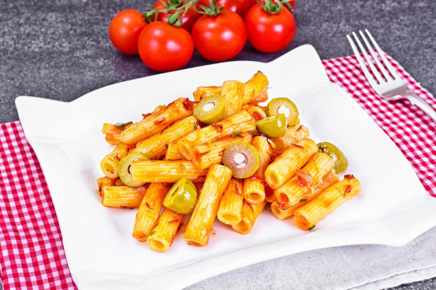 tortellini, penne pasna au ketchup et olives vertes photo