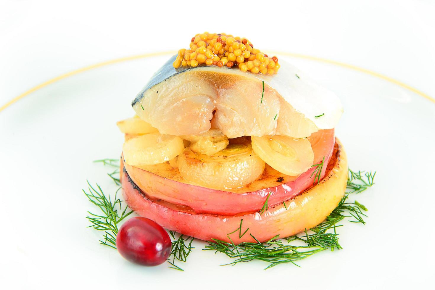 maquereau mariné au sel avec pomme et oignon. photo