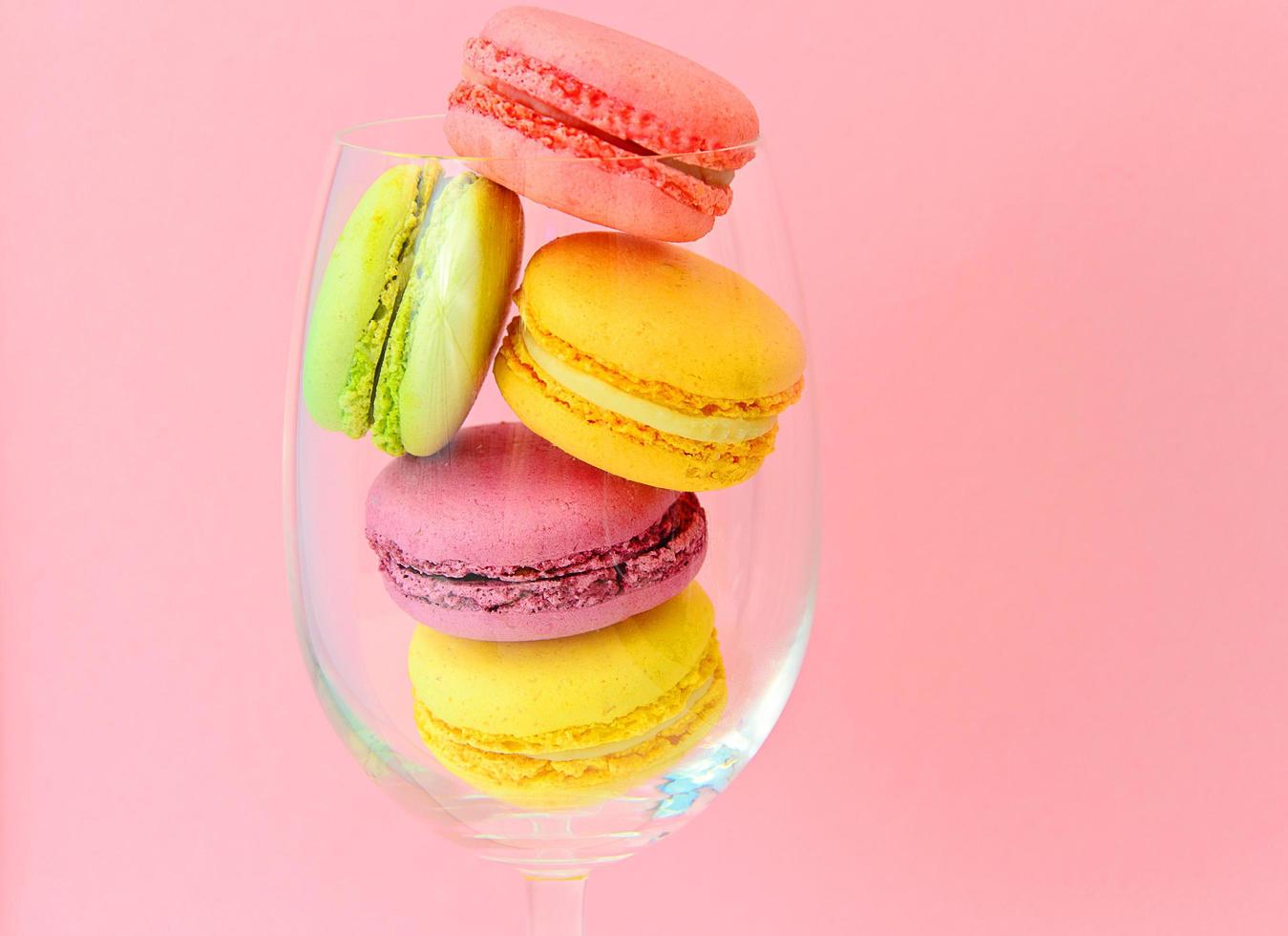 macarons français sucrés et colorés photo