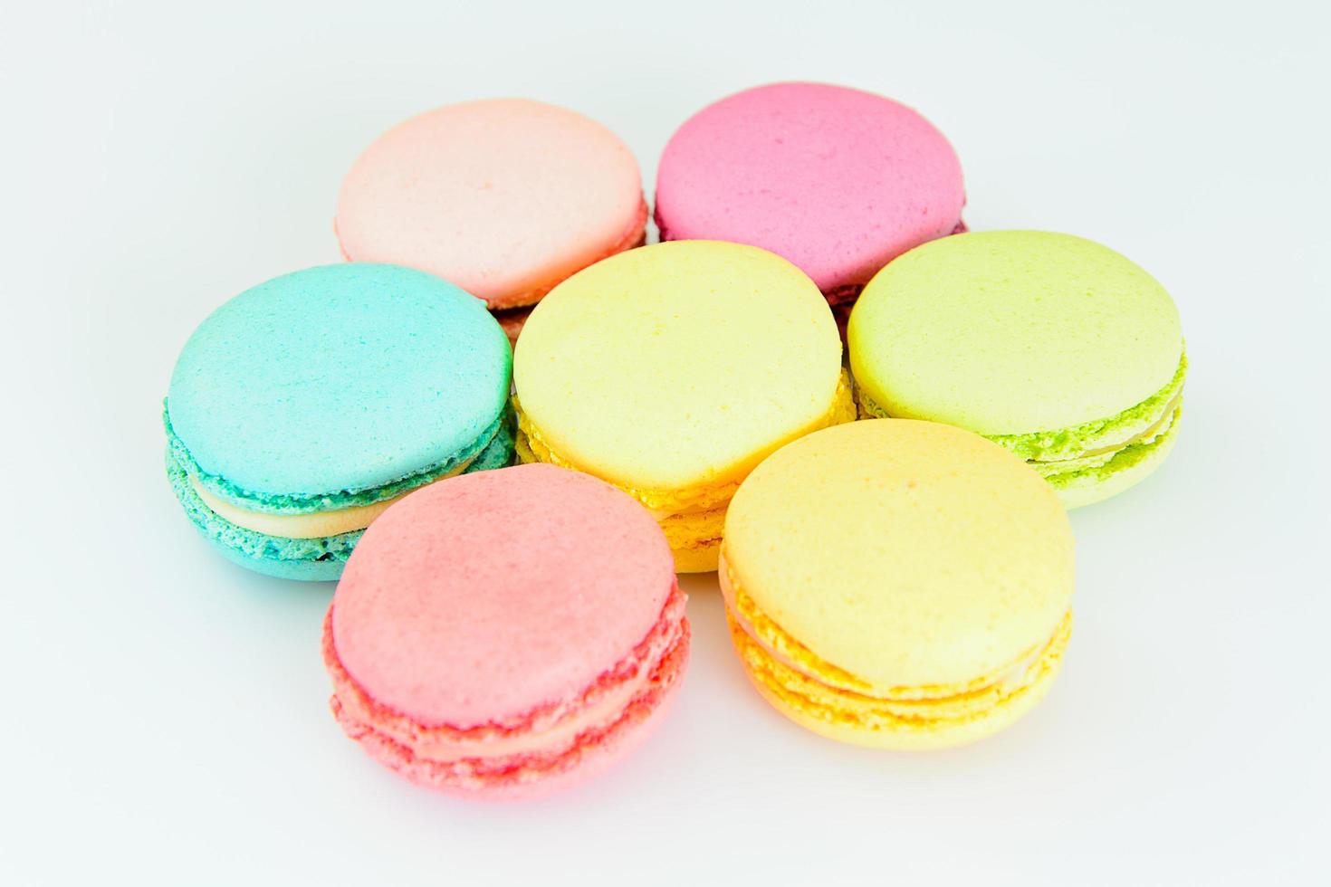 macarons français sucrés et colorés photo