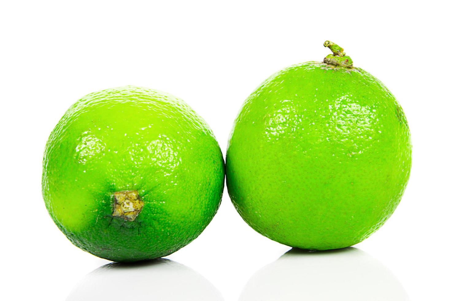 citron vert frais sur fond blanc photo