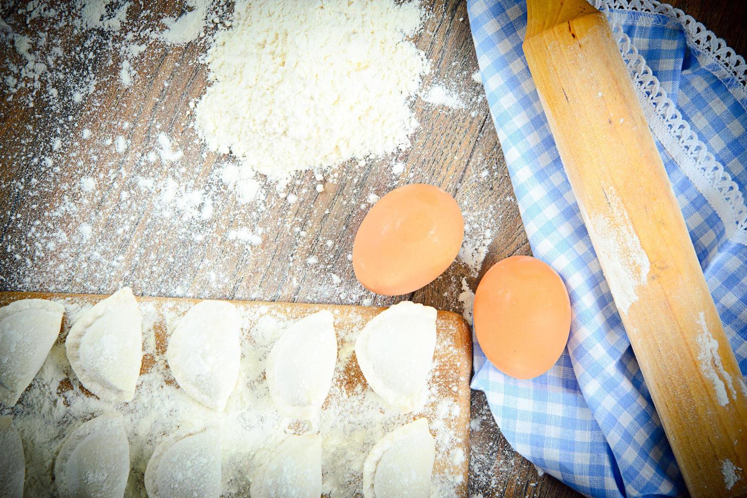 boulettes crues maison, pelmeni russe photo