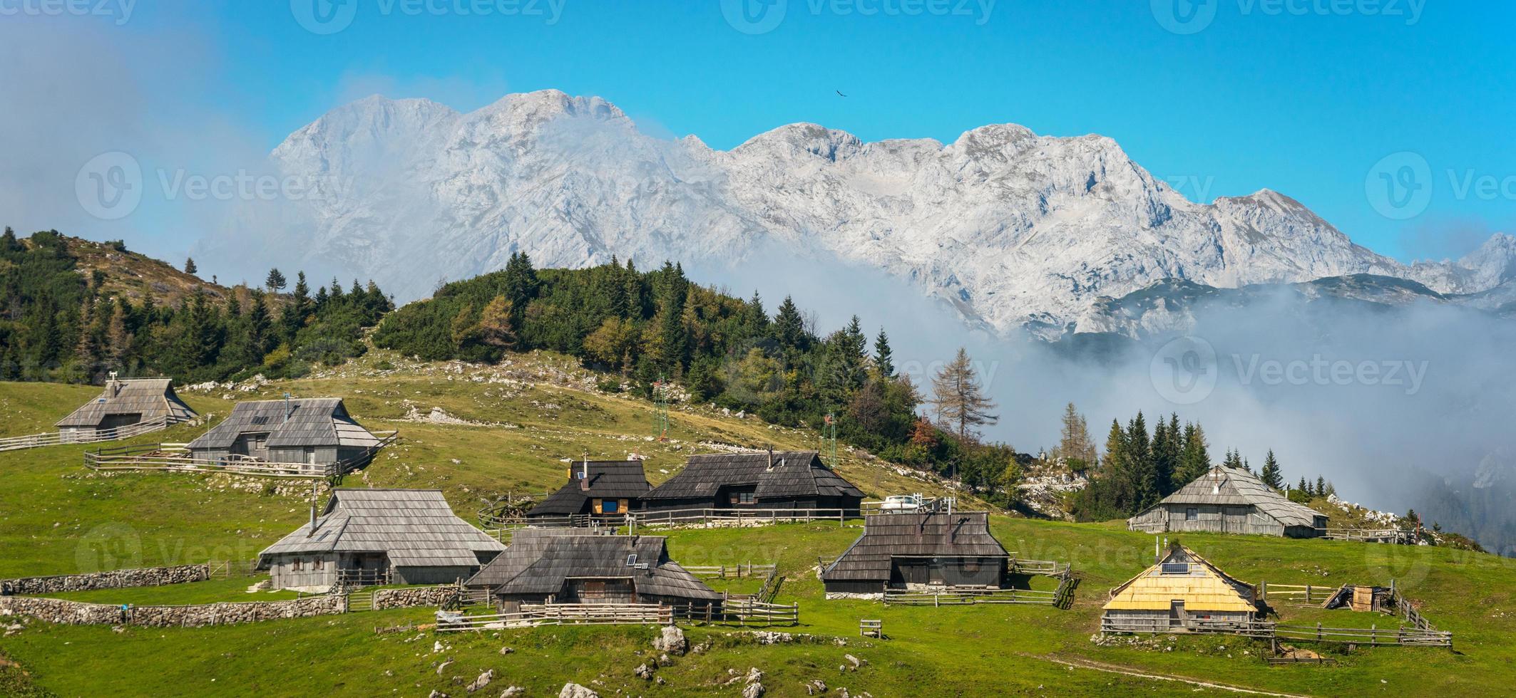 village de montagne dans les alpes, maisons en bois de style traditionnel, velika planina, kamnik, slovénie photo