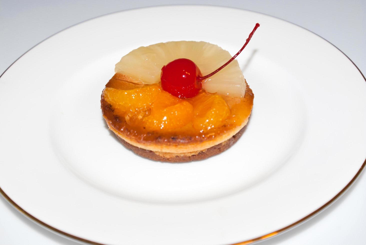 gâteau aux cerises sur fond de plaque blanche. photo