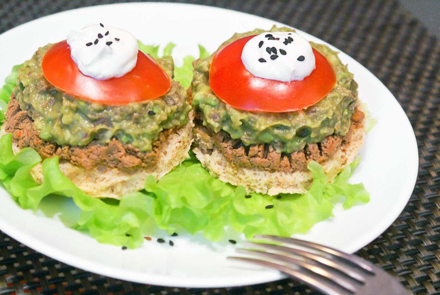 régime alimentaire sain. pâté de foie avec du pain, des herbes et des tomates. photo