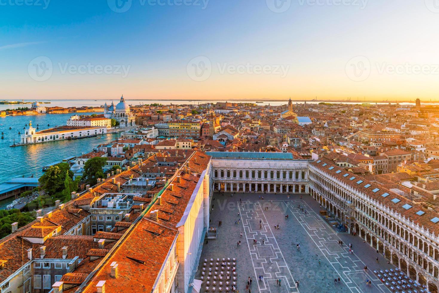 vue de dessus de la vieille ville de vanice au coucher du soleil photo