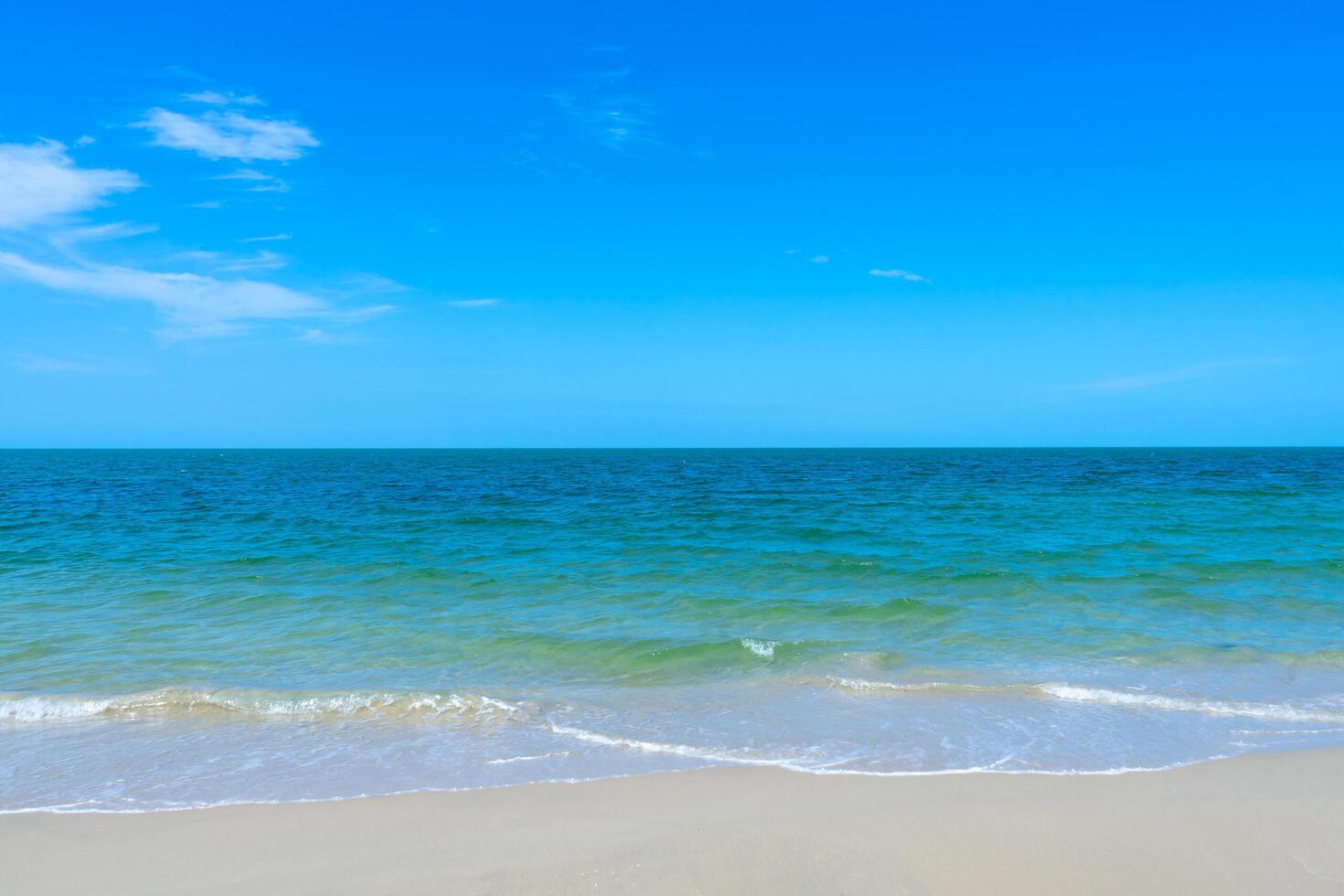 doux vague sur le plage photo