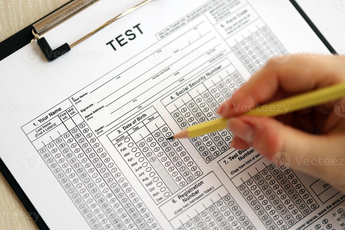 femelle étudiant mains essai dans exercice et prise remplir dans examen papier feuille avec crayon à école tester photo