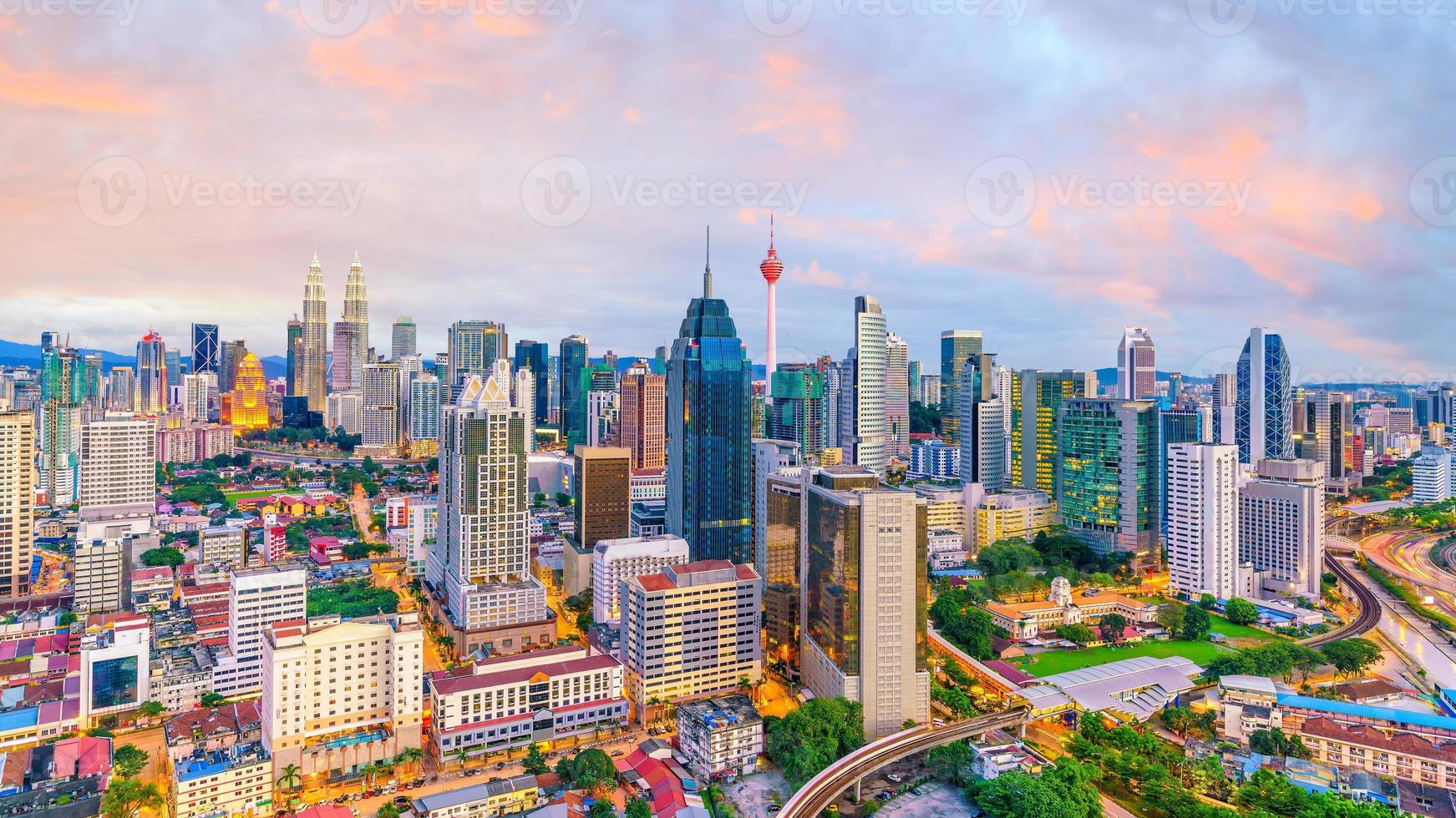 Skyline du centre-ville de Kuala Lumpur au crépuscule photo