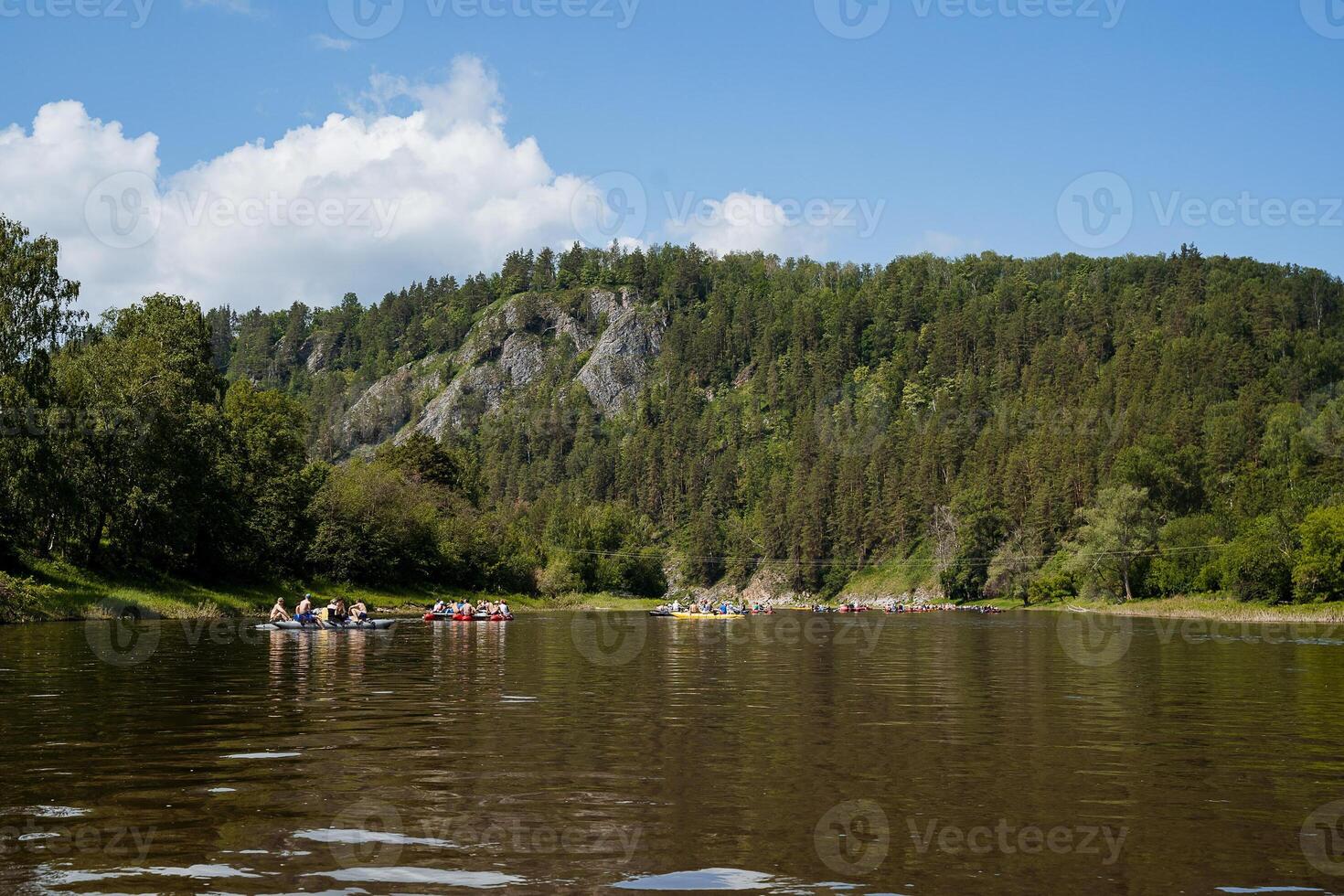 été vacances sur le eau, l'eau des sports, gens rafting sur catamarans sur une Montagne rivière, une vert forêt dans le montagnes, ensoleillé temps. photo