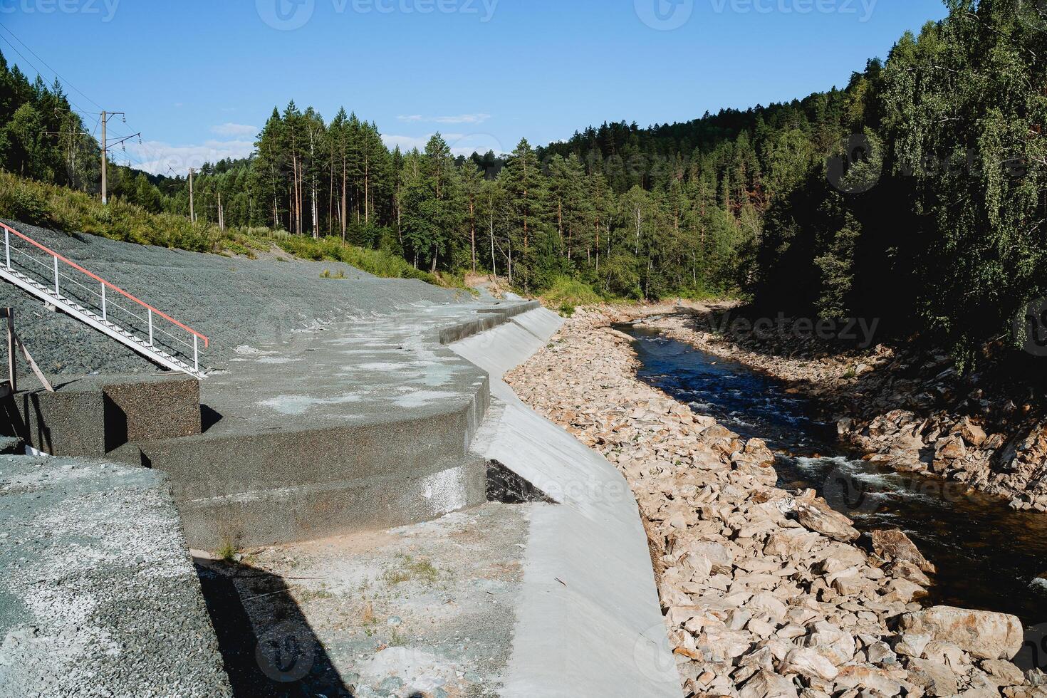 renforcé béton structure à protéger le rive de destruction, béton structure sur une Montagne rivière, une puissant ingénierie solution, une drainage drainer. photo
