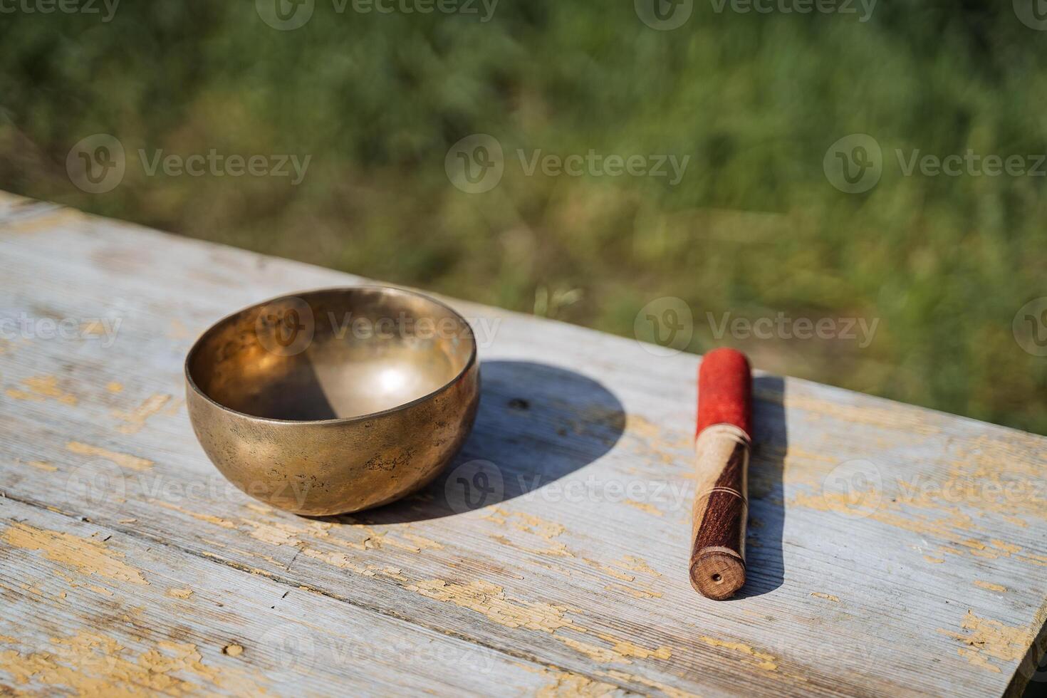 musical instrument de Tibet bol émettant les vibrations et du son euh, cuivre bol en chantant, bâton pour frappant métal, yoga attribut. photo