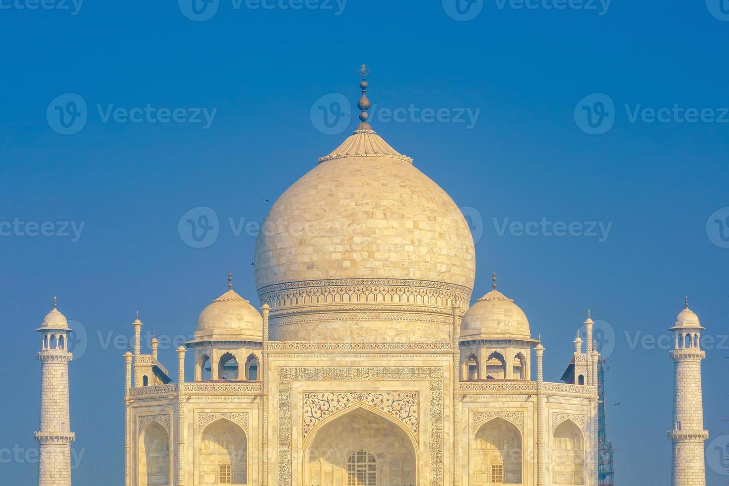 taj mahal par une journée claire et lumineuse photo