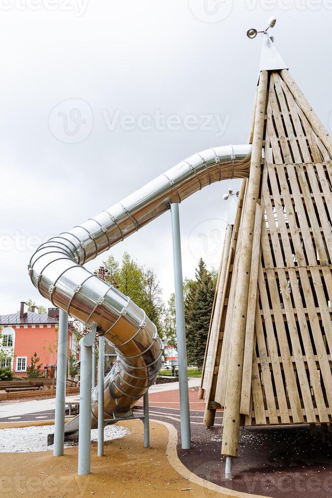 une sûr amusement parc, une terrain de jeux avec diapositives pour enfants, une rond tuyau pour roulant des gamins dans le parc. photo