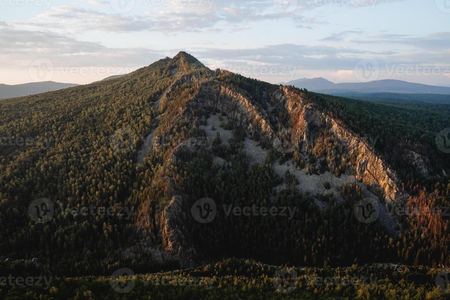 triangulaire Roche lumière chutes sur le des pierres, soir éclairage de le montagne, le coucher du soleil soleil, Montagne dans le du sud urales de Russie Bachkortostan. photo