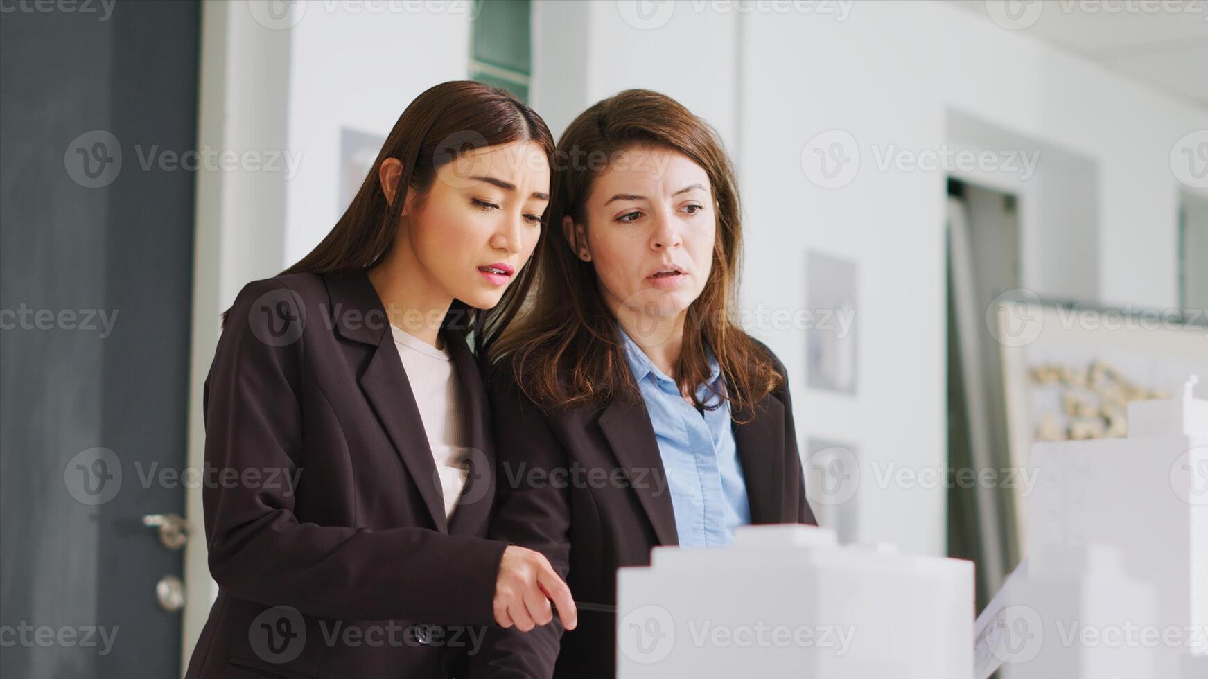 ingénieurs équipe analyses 3d imprimé modèle à calculer dimensions, travail ensemble sur Licorne affaires développement des plans. femmes architectes création plans avec des mesures. trépied tir. photo