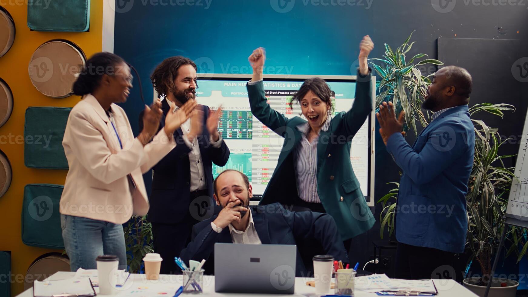 joyeux fier des employés célébrer leur affaires Succès découverte en dehors Ventes résultats après le lancement, exécutif réunion. de bonne humeur content collègues de travail sauter et profiter leur gagner. caméra b. photo