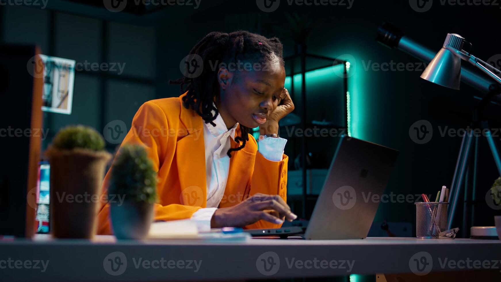 épuisé étudiant étant stressé à propos projet date limite, sentiment éperdu à propos en retard nuit charge de travail. fatigué Jeune femme résolution Tâches avec tension et anxiété, sentiment somnolent et dans douleur. caméra b. photo