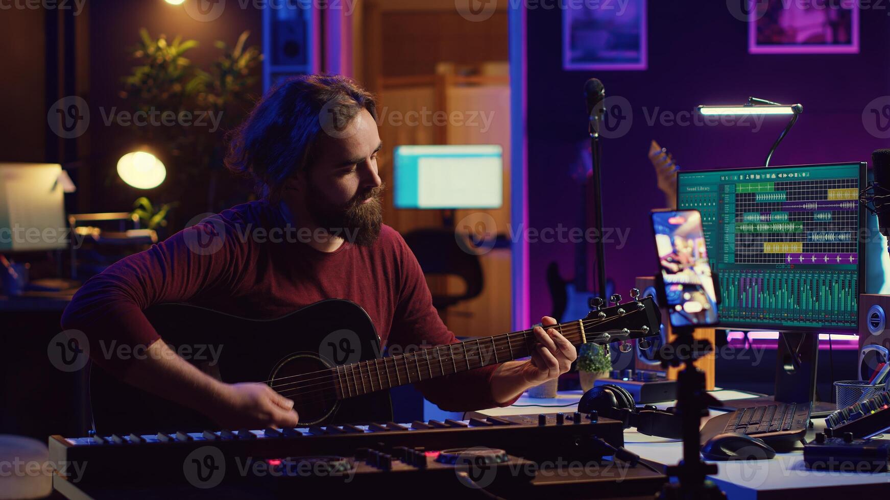 qualifié musicien enseignement Comment à jouer acoustique guitare en ligne, création l'Internet Didacticiel à donner assistance avec musical instrument. artiste auteur compositeur expliquant accords et Remarques cordes. caméra un. photo