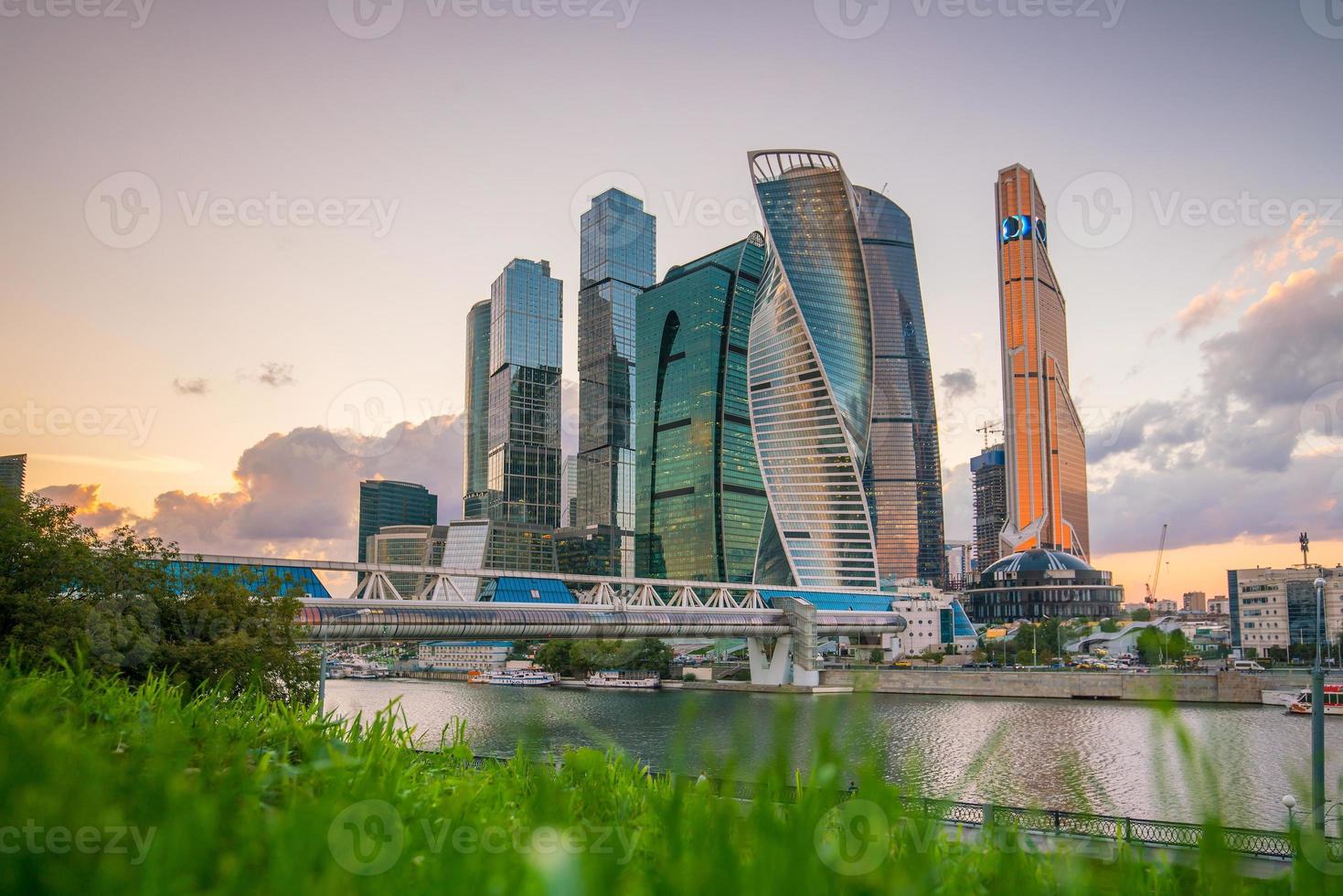 gratte-ciel modernes des toits de la ville de moscou au crépuscule photo