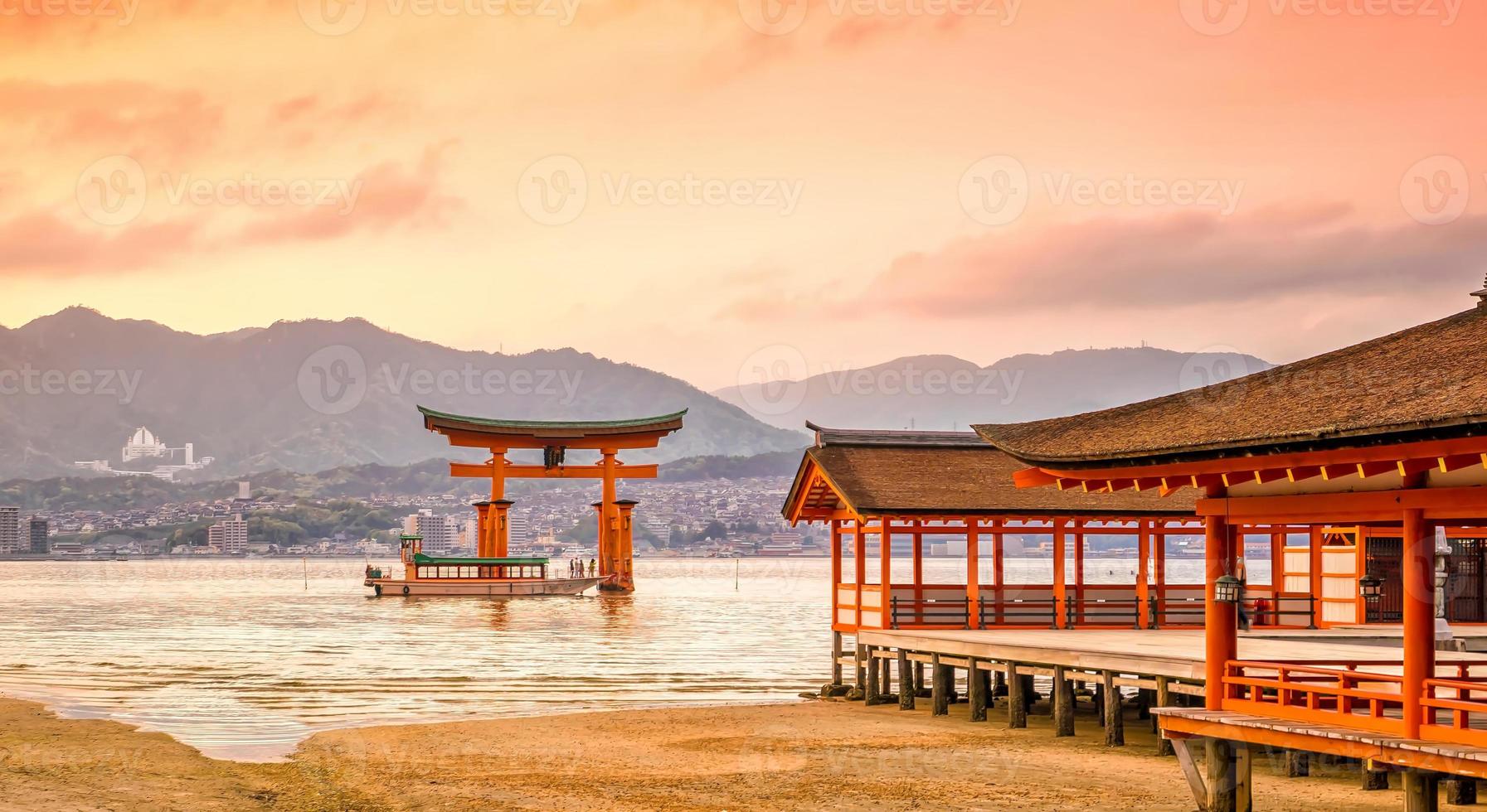 l'île de miyajima, la célèbre porte torii flottante photo