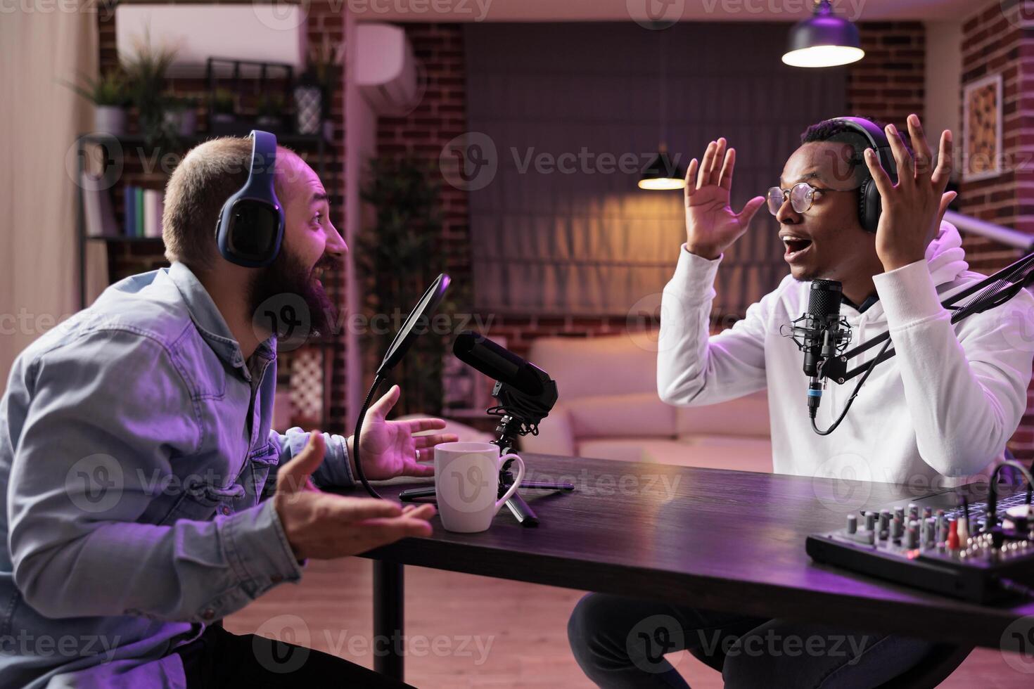 intéressant client sur en ligne Podcast spectacle récit incroyable récit à héberger, choquant lui et les spectateurs en train de regarder pendant vivre diffuser. présentateur en utilisant l'audio enregistrement La technologie dans Accueil studio photo