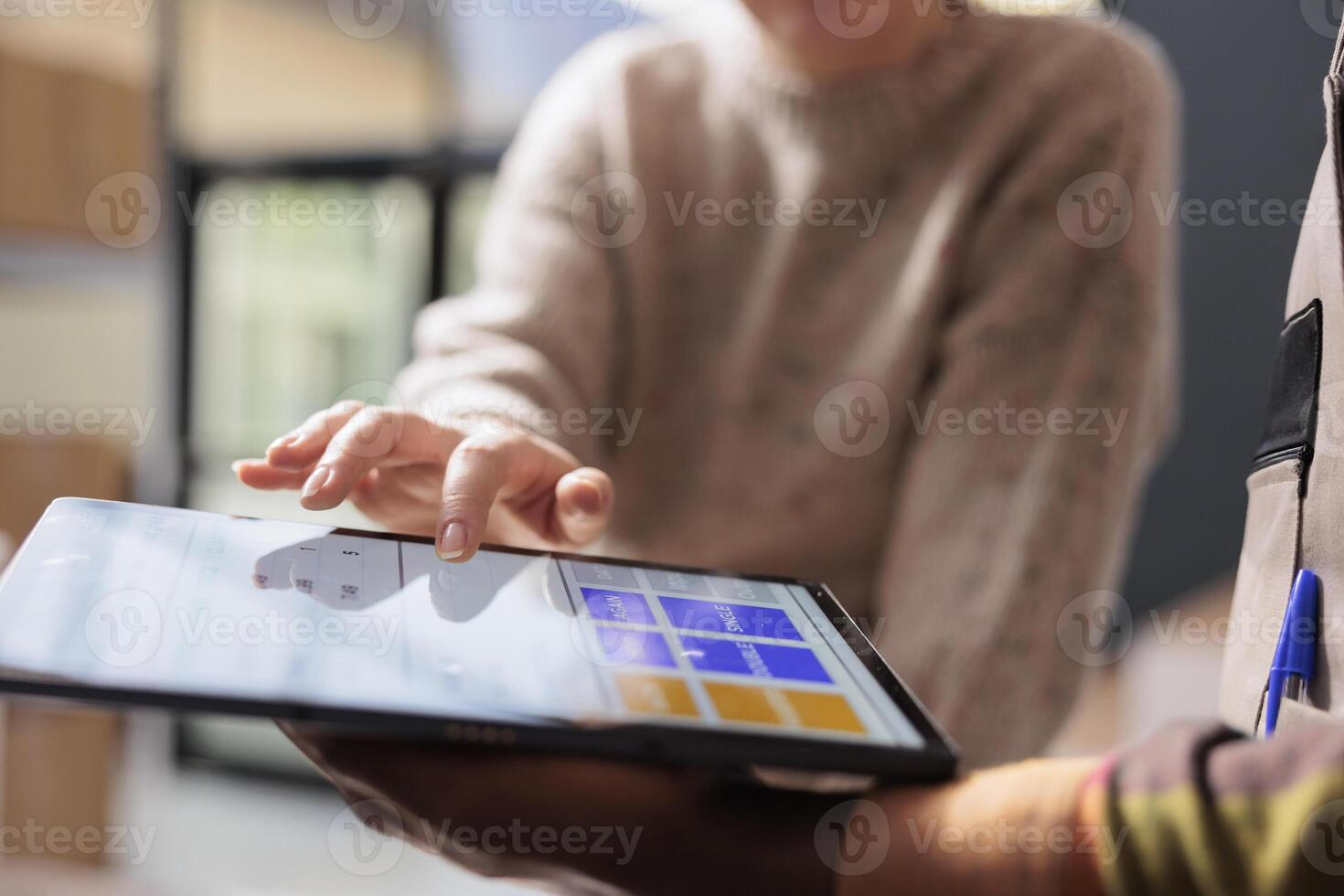 diverse équipe en cours d'analyse des biens qualité contrôle rapport sur tablette ordinateur, travail à les clients ordres dans entrepôt. magasin employé en train de préparer paquets pour livraison, vérification clients détails photo