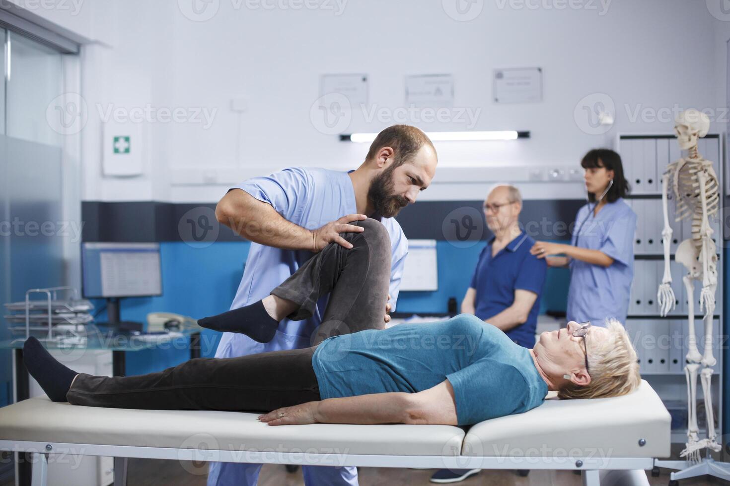 médecin assiste retraité femme avec mixte problèmes dans obtention orthopédique évaluation. médecin Est-ce que chiropratique des exercices sur personnes âgées patient qui a le genou blessure et est étant traité pour arthrite. photo