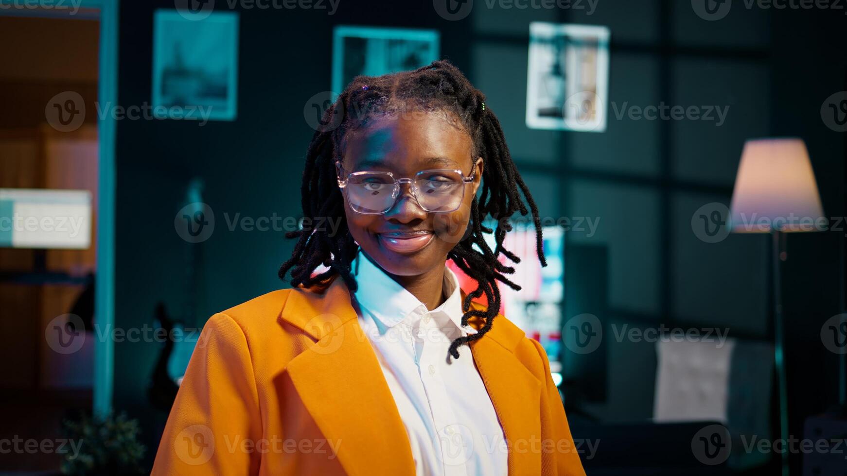 portrait de travailleur dévoué fille assister en ligne Des classes et webinaires, amélioration sa éducation et acquérir Nouveau académique compétences. souriant étudiant prise carrière cours à maison. caméra b. photo