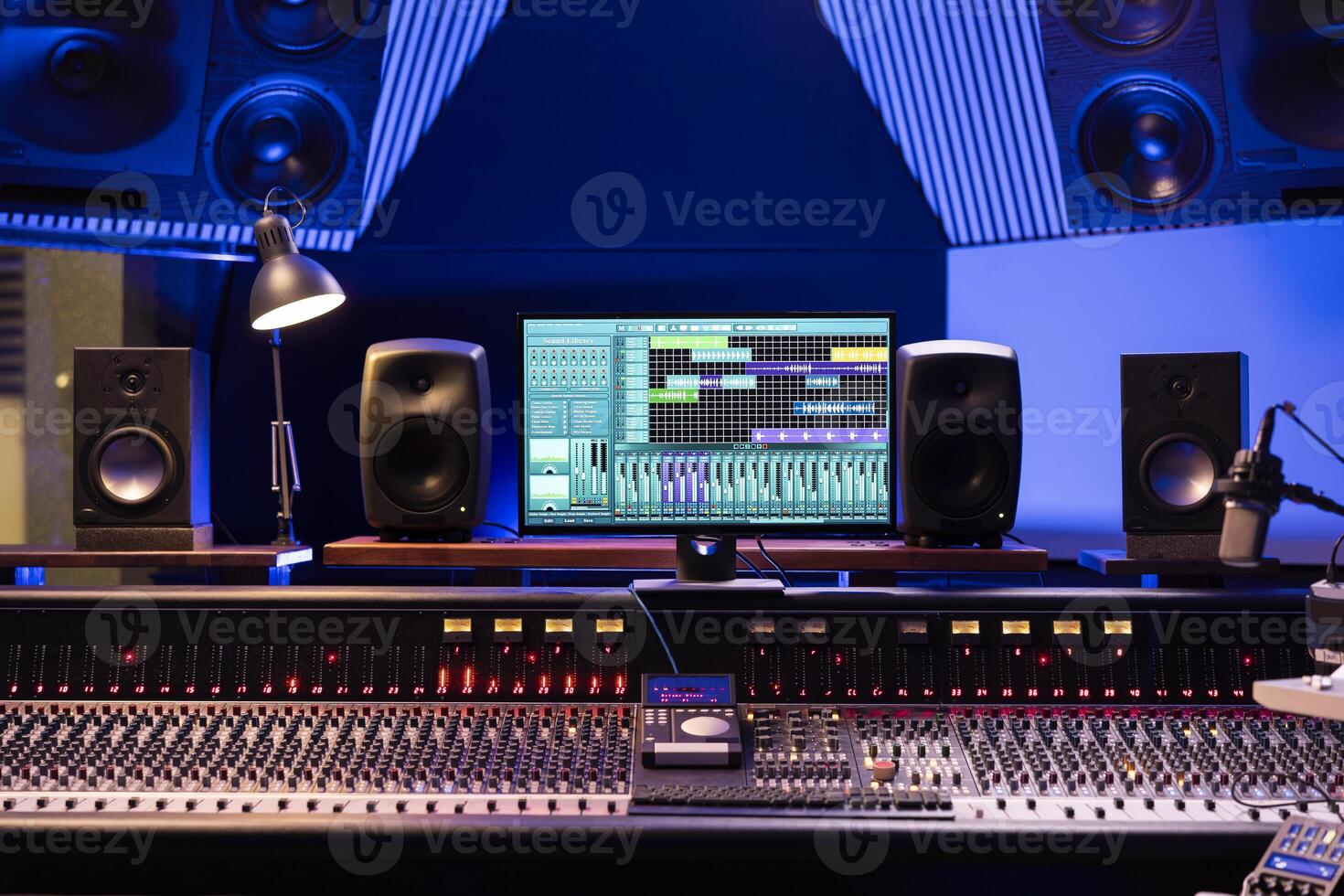 vide professionnel studio utilisé dans la musique industrie pour produisant des pistes, mélange console et technique équipement dans contrôle chambre. électronique panneau planche avec curseurs et boutons, choucas logiciel. photo