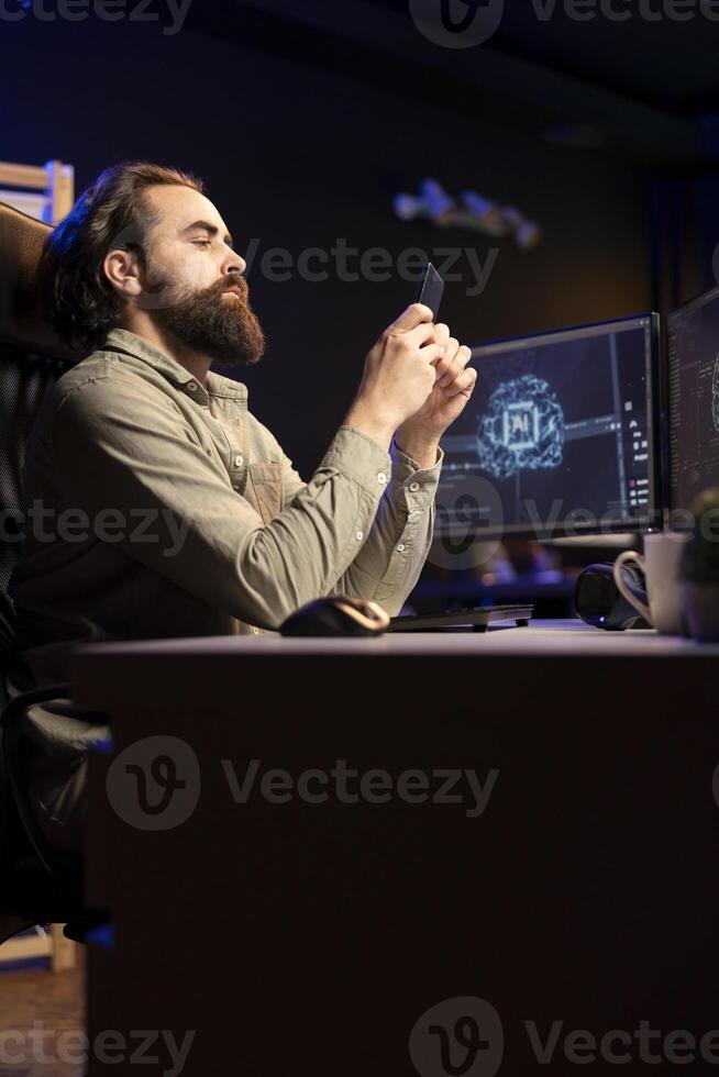 Logiciel ingénieur insertion disque dans PC contenant Langue Les données des modèles capable à créer ai. système administrateur placement cartouche dans ordinateur avec machine apprentissage éveil artificiel intelligence photo