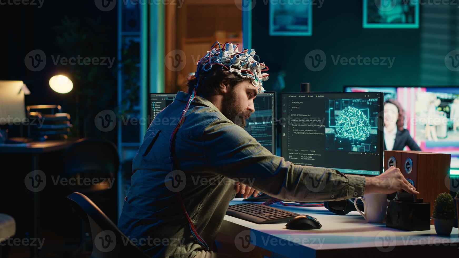 ingénieur avec eeg casque insertion cartouche dans PC à utilisation haute technologie Logiciel permettant pour cerveau transfert dans virtuel monde. homme en mettant disque dans ordinateur à début conscience télécharger, caméra une photo