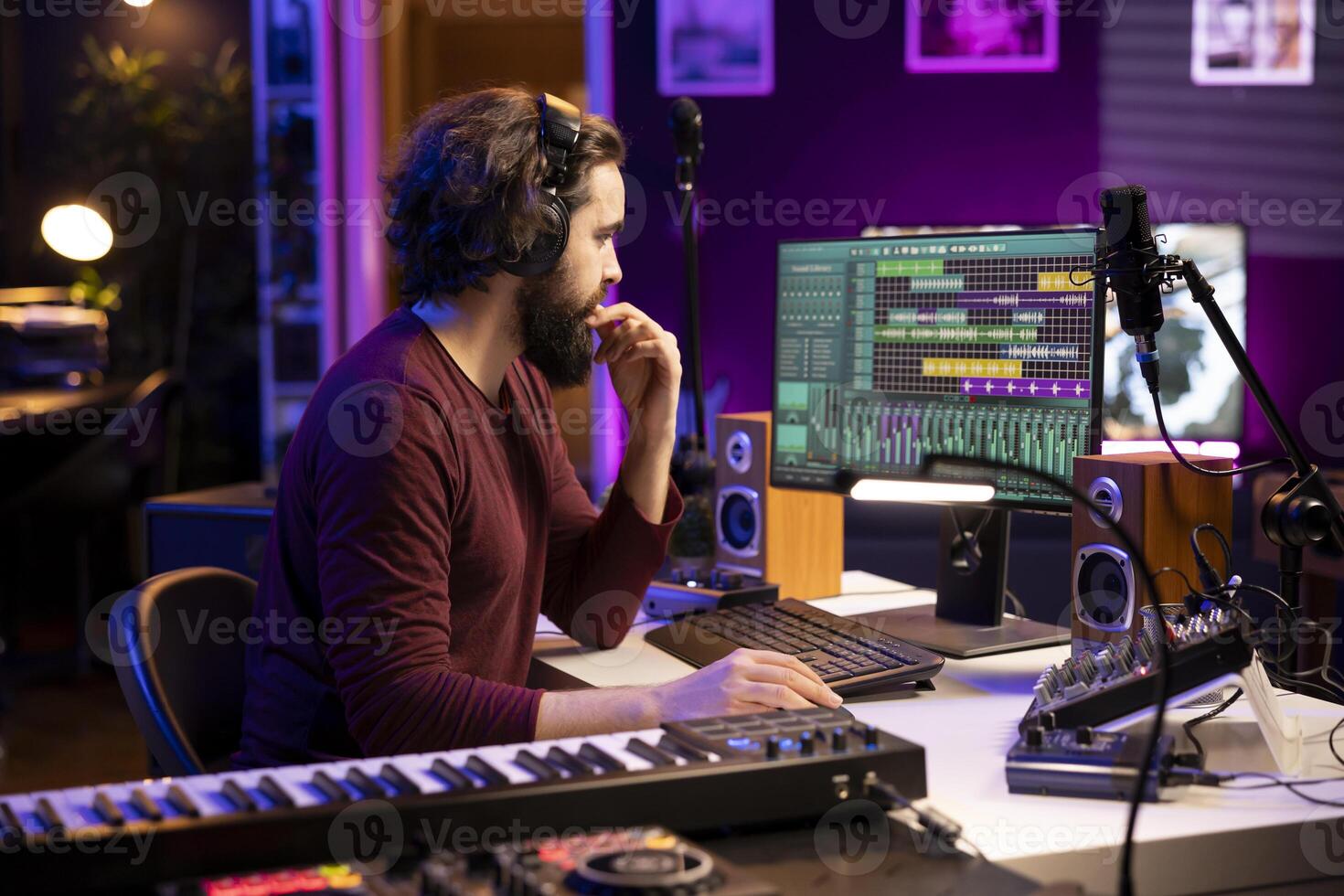 artiste compositeur produisant la musique en utilisant stéréo panneau contrôles et électronique engrenage, torsion pré ampli boutons pour mélange et Maîtriser techniques. l'audio ingénieur ajustement Chansons volume. photo