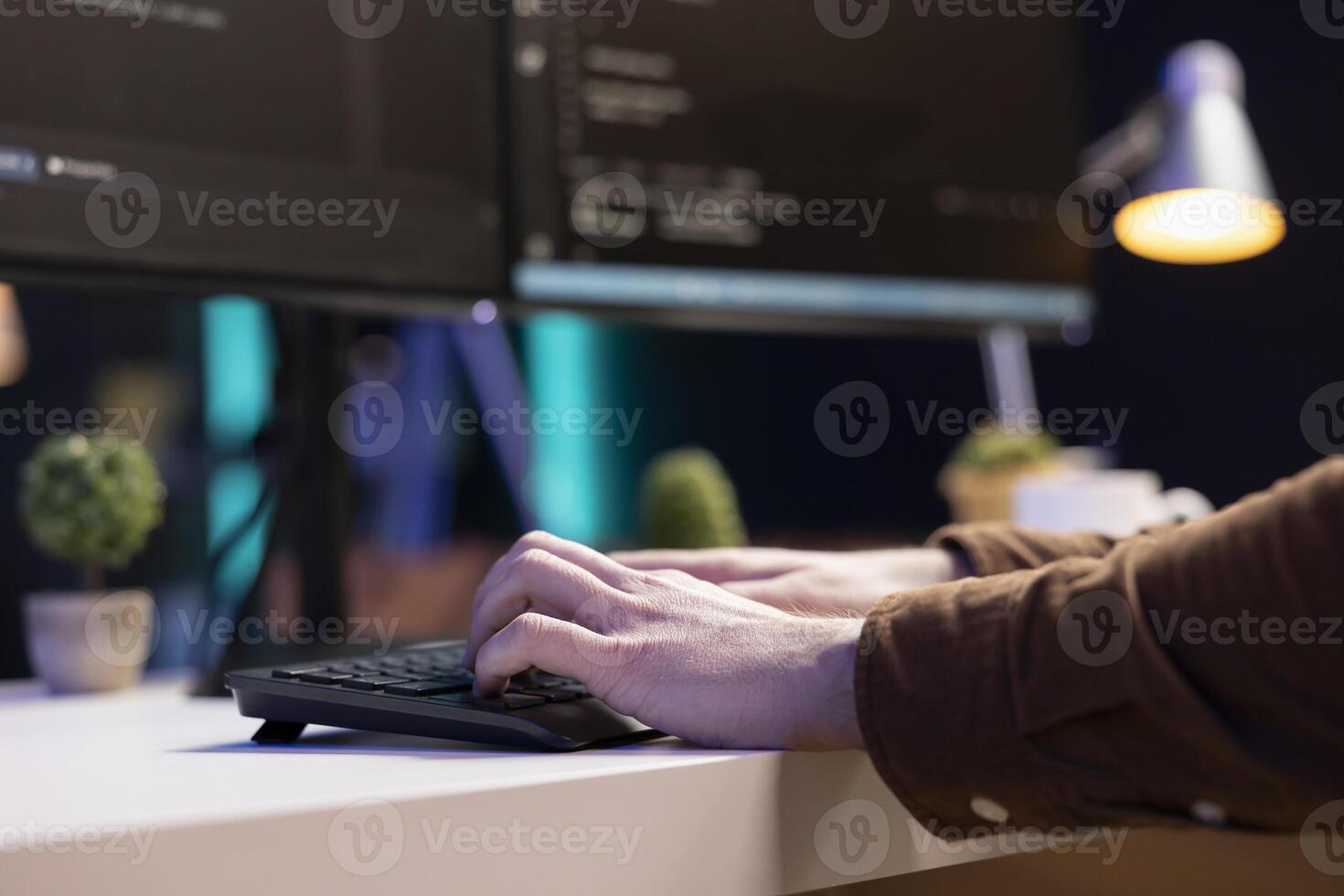 télétravail système administrateur pérennité entreprise réseau de temps d'arrêt et inattendu les échecs. éloigné il employé dactylographie sur clavier, en augmentant Les données sécurité, proche en haut photo