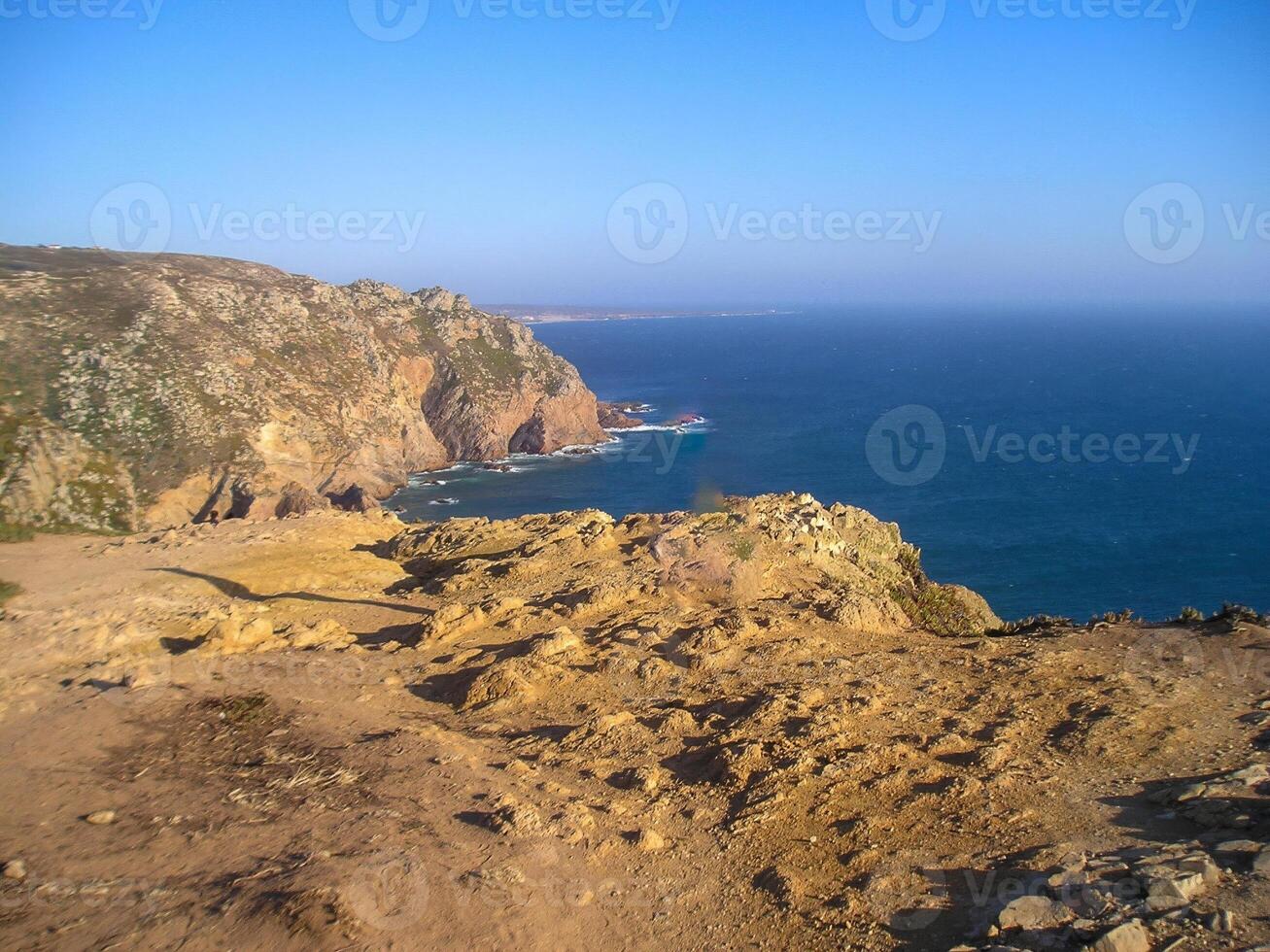 cabo da Roca, situé dans le Portugal, est renommé comme le le plus à l'ouest point de continental L'Europe . photo