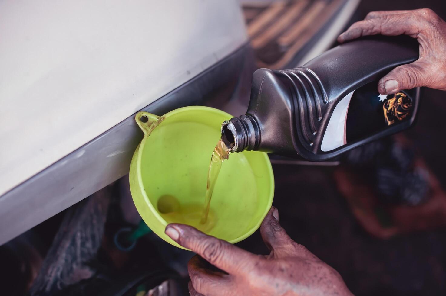 ajouter et en changeant lubrifiant pétrole à votre moto à étendre le la vie de le moteur. photo