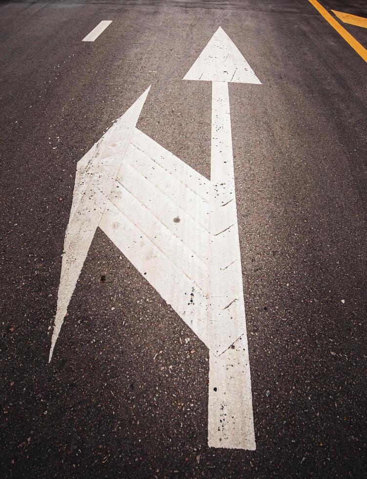 une signe sur le route montrant cette là est une la gauche tour à le intersection. photo