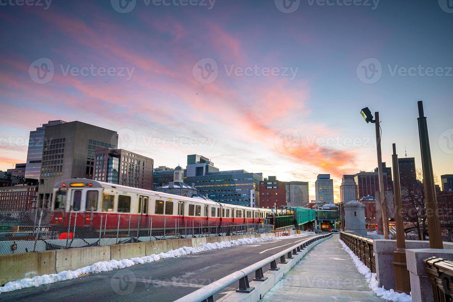 Skyline du centre-ville de Boston au coucher du soleil dans le Massachusetts photo