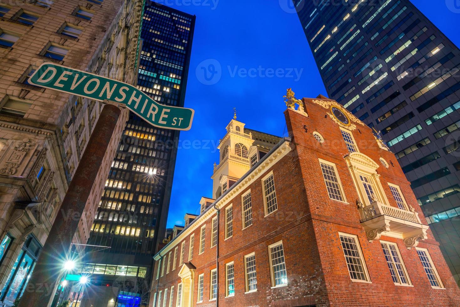 Old State House et les gratte-ciel du quartier financier au crépuscule à Boston photo