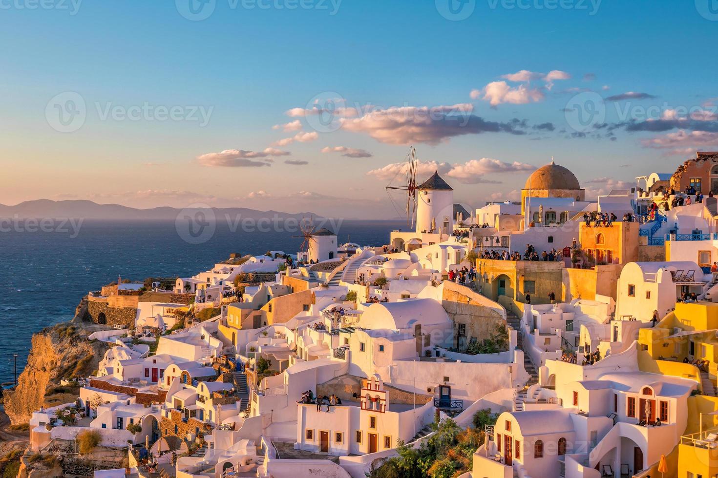 Coucher de soleil sur la célèbre ville d'Oia, Grèce, Europe photo