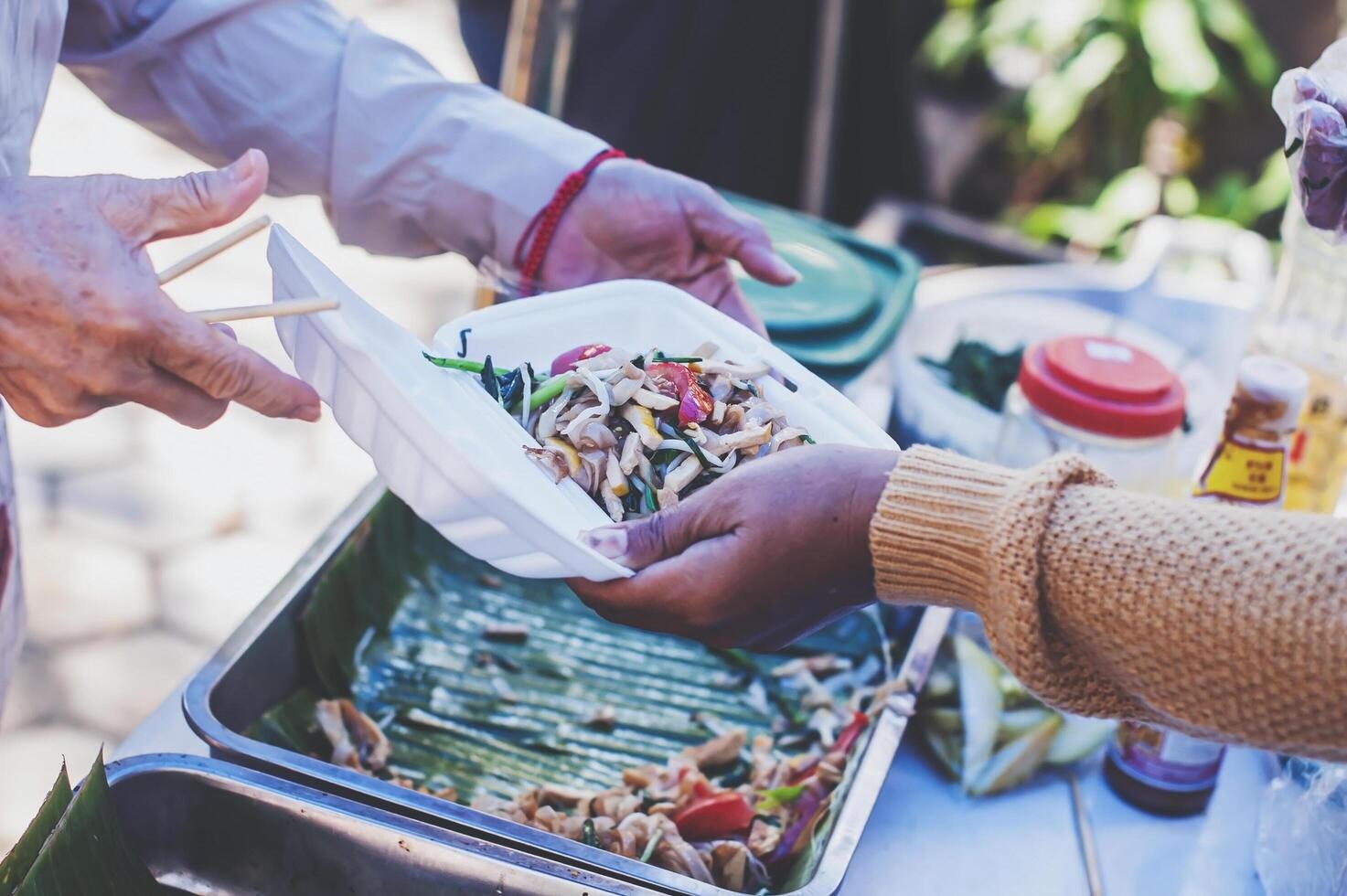 bénévoles portion chaud repas à faim les migrants humanitaire aide concept. photo