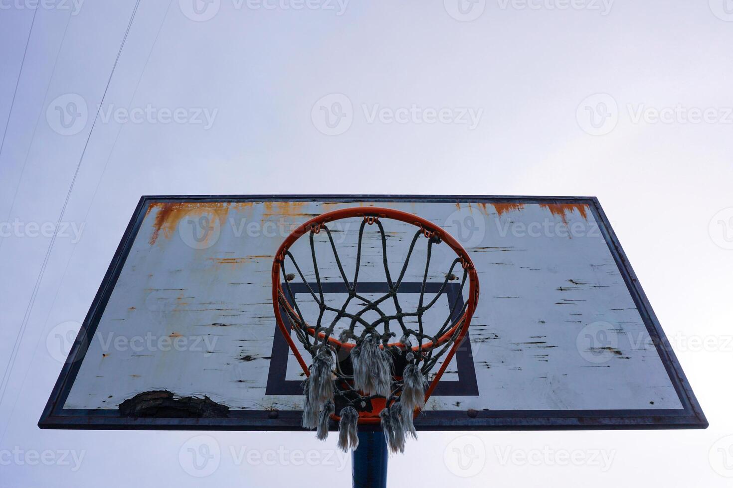 vieux panier de rue, équipement de sport photo