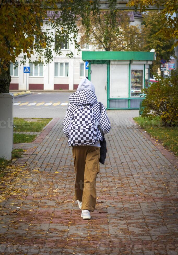 concept coup de le la personne en marchant sur un vide rue. saison photo