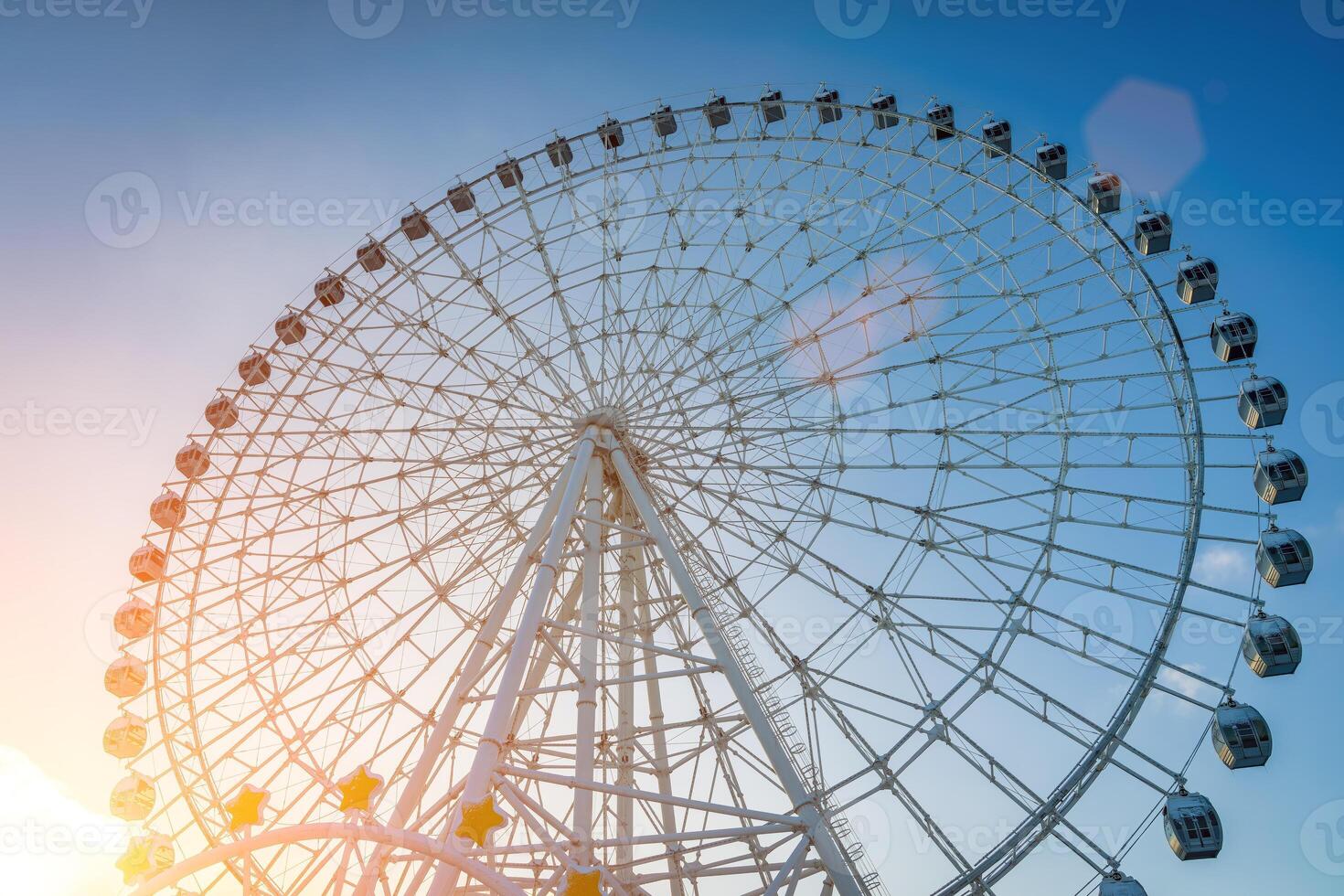 ferris roue à le coucher du soleil ou lever du soleil dans un amusement parc. photo