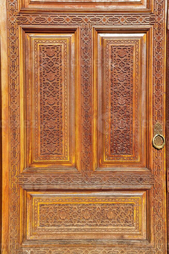 sculpté en bois des portes avec motifs et mosaïques. photo