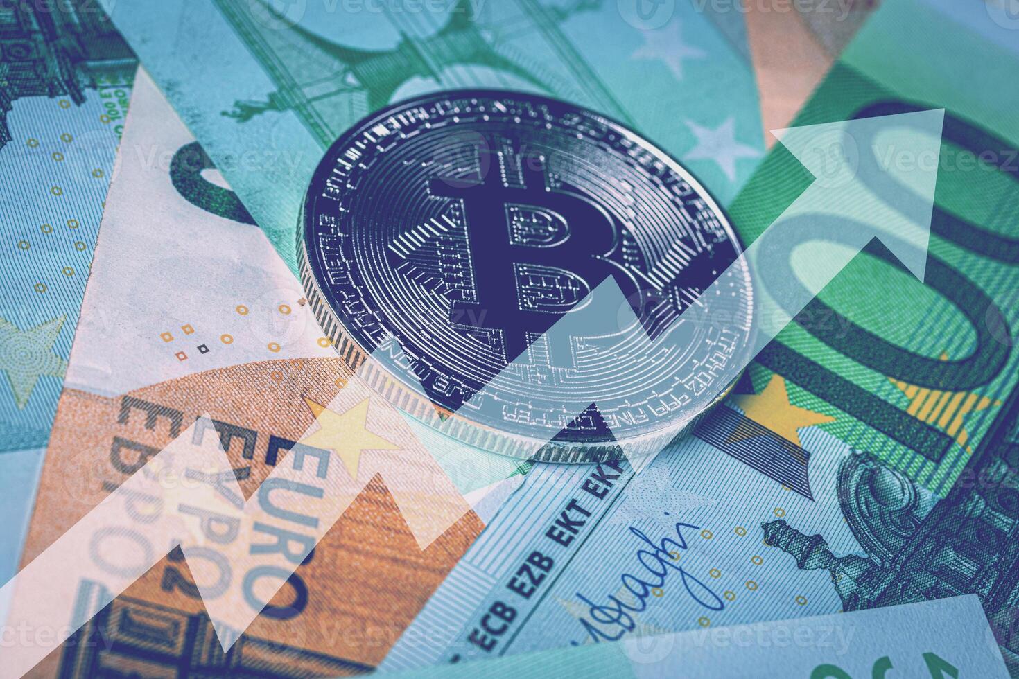 euro factures et métal souvenir Bitcoin. le concept de électronique argent et Commerce. photo