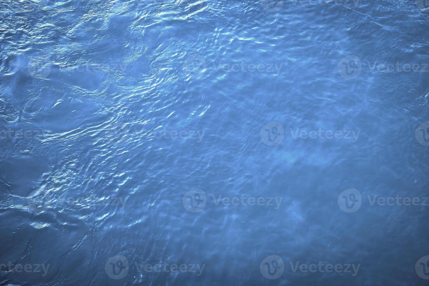 le texture de le vagues de bleu Couleur de rapide l'eau dans le rivière. photo