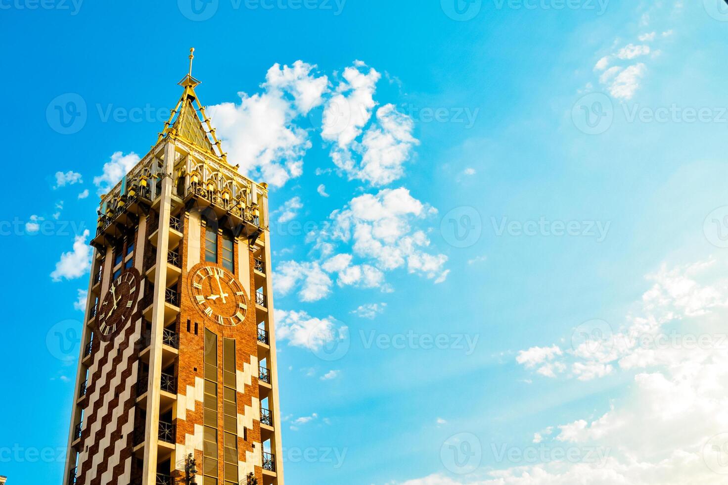 batoumi, Géorgie - 4e août, 2022 - temps laps de l'horloge la tour sur piazza carré avec étroit vieux ville rue. célèbre tourisme attraction adjara Région de Géorgie photo